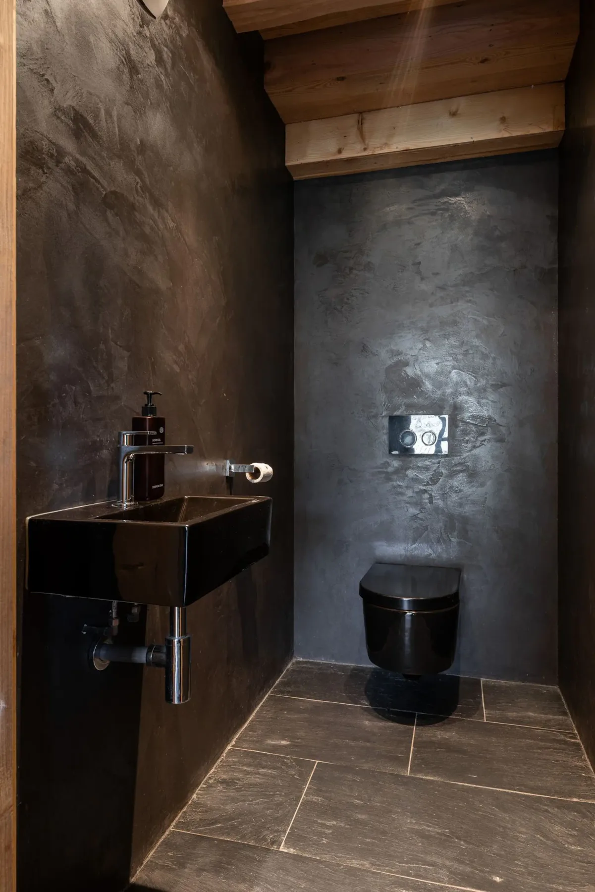Un aseo compacto con lavabo y sanitario suspendidos.