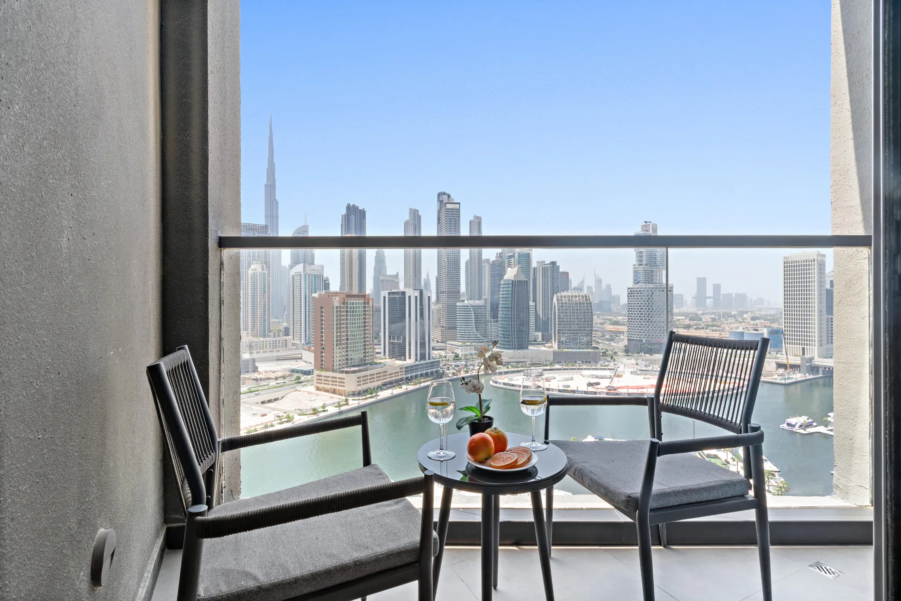 Balcón con vistas al canal y al Burj