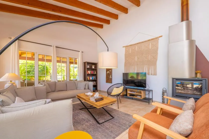 Una sala luminosa con asientos, una mesa de centro y una chimenea.