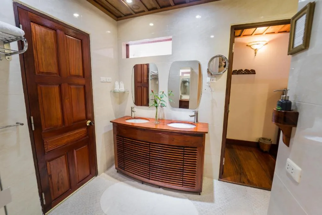En-suite bathroom in the Junior Suite Riverview