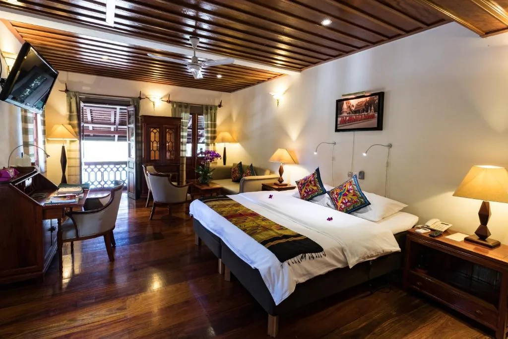 Junior Suite Riverview with grand king bed and river-view windows