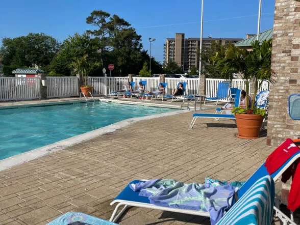 Piscina al aire libre con tumbonas y toallas