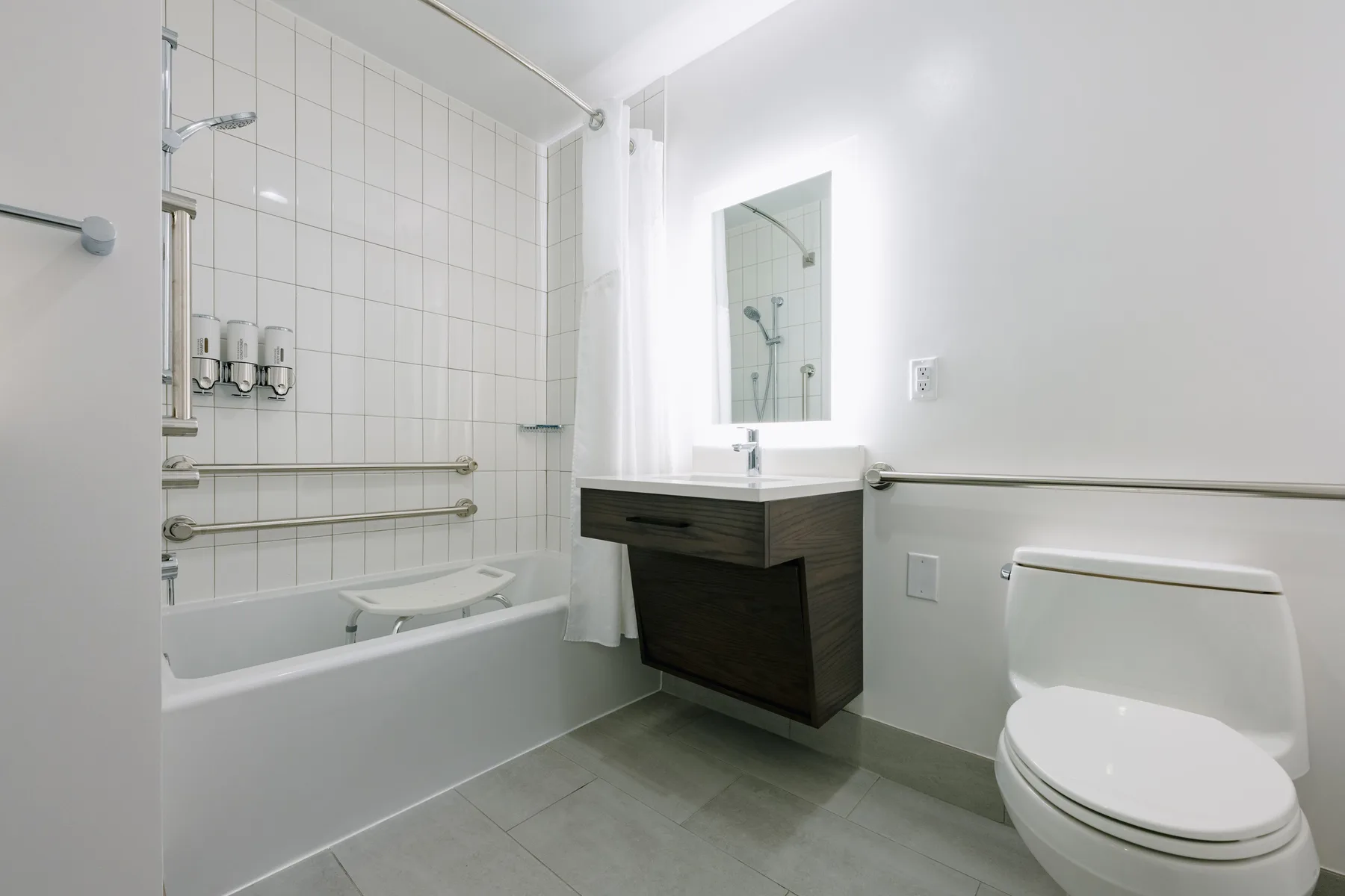 Habitación con dos camas queen y bañera accesible conforme a la ADA