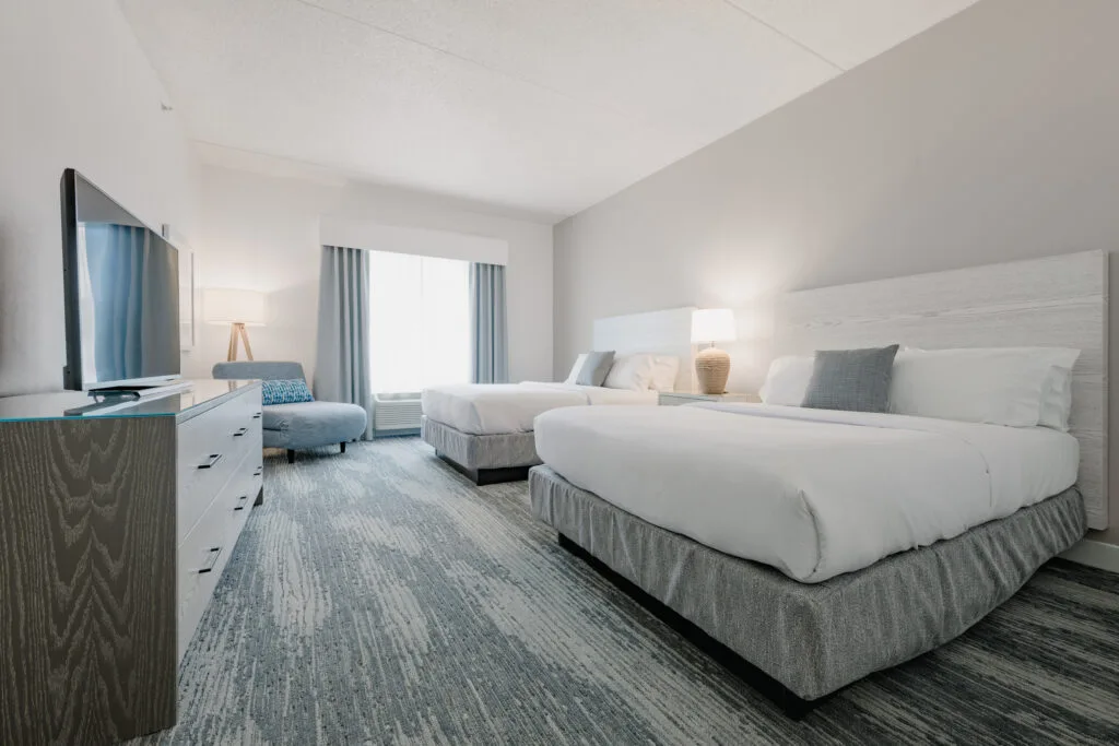 Habitación de hotel con dos camas y televisor