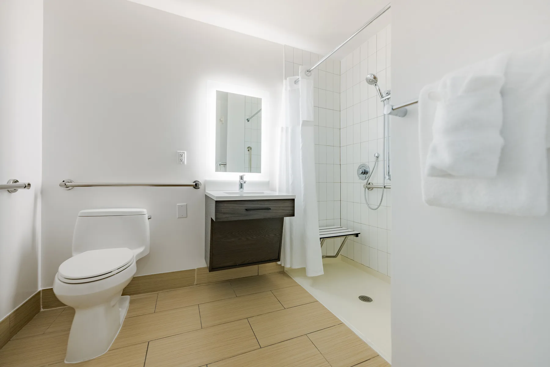 Habitación con cama king y ducha accesible conforme a la ADA