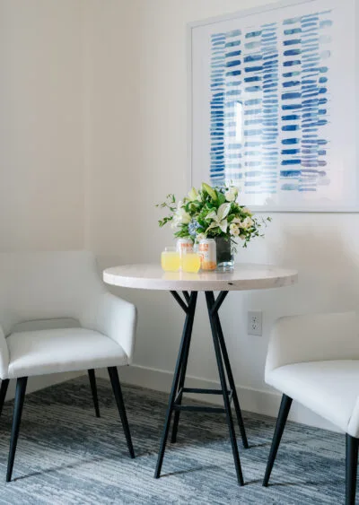 Mesa con flores y bebidas