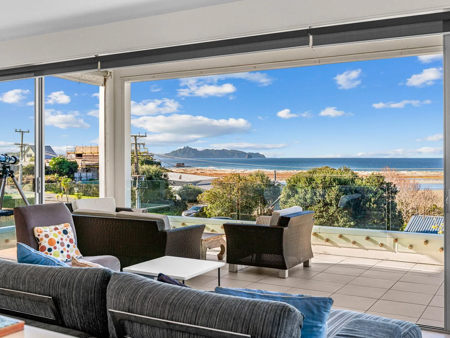 Una sala de estar con vistas a la playa de Mangawhai Heads