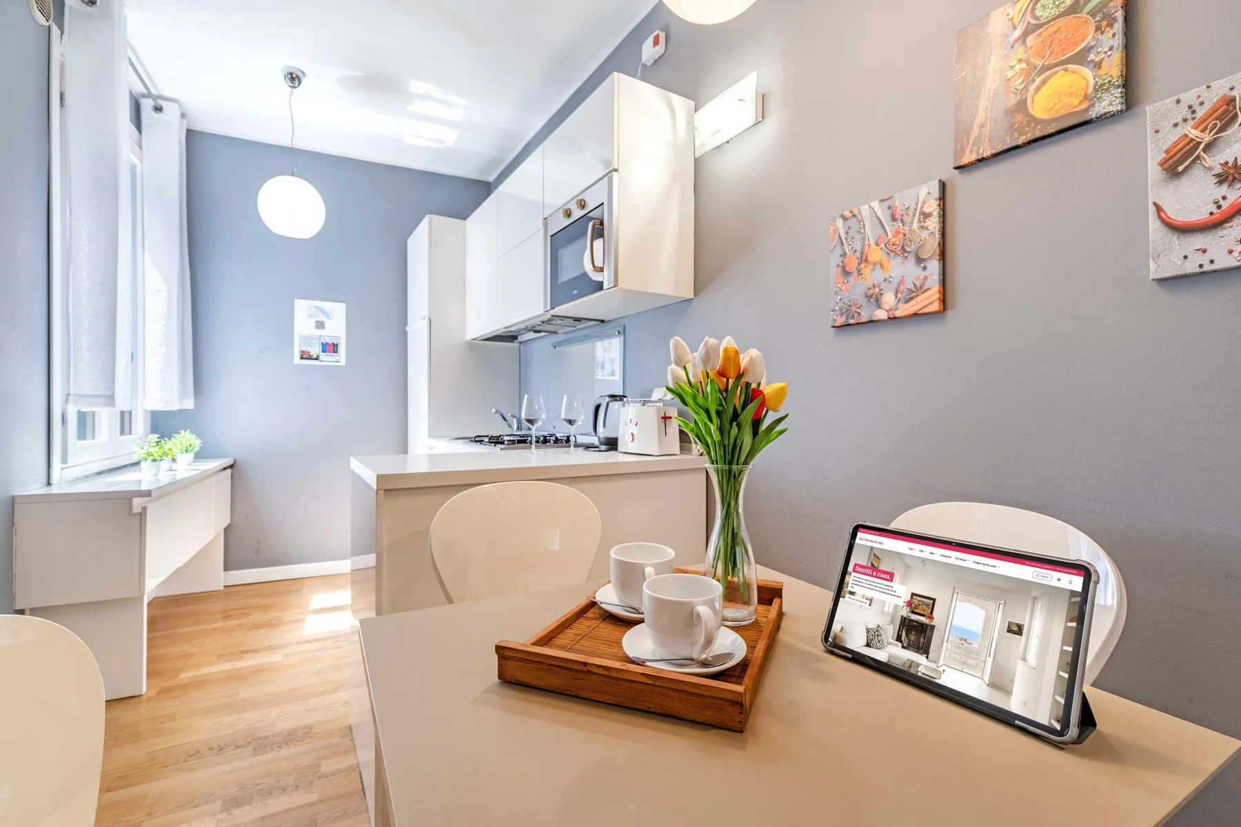 Una cocina luminosa con zona de comedor y una mesa junto a la encimera.