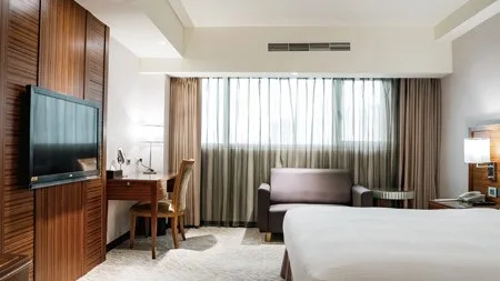 Habitación doble elegante con una cama grande