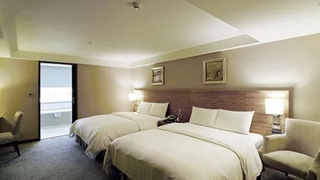 Elegant four-person room with bathtub