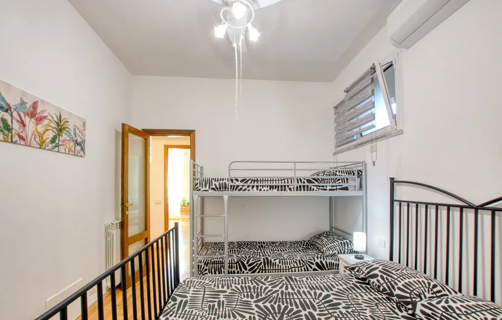 Un dormitorio con una litera y ropa de cama adicional.