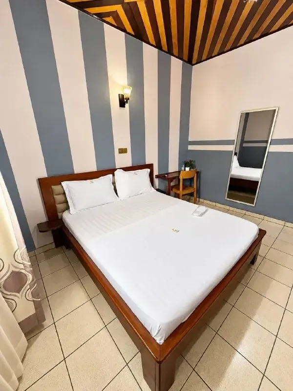 Princess room with a double bed and mirror