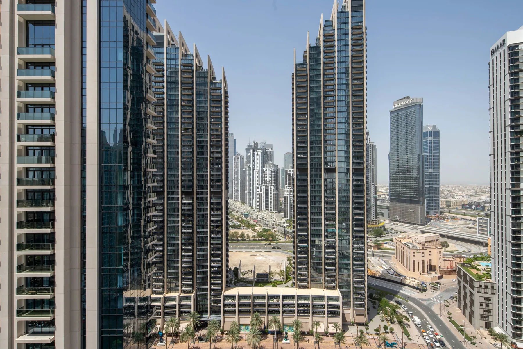 Paisaje urbano con torres modernas y una vía de varios carriles.