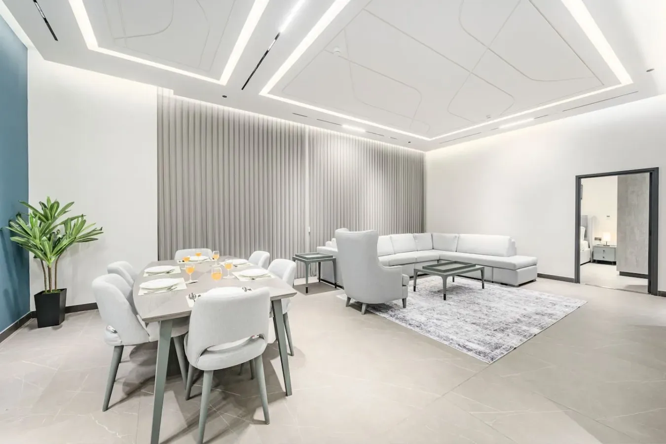 Una luminosa sala-comedor de planta abierta con mesa de comedor y asientos.
