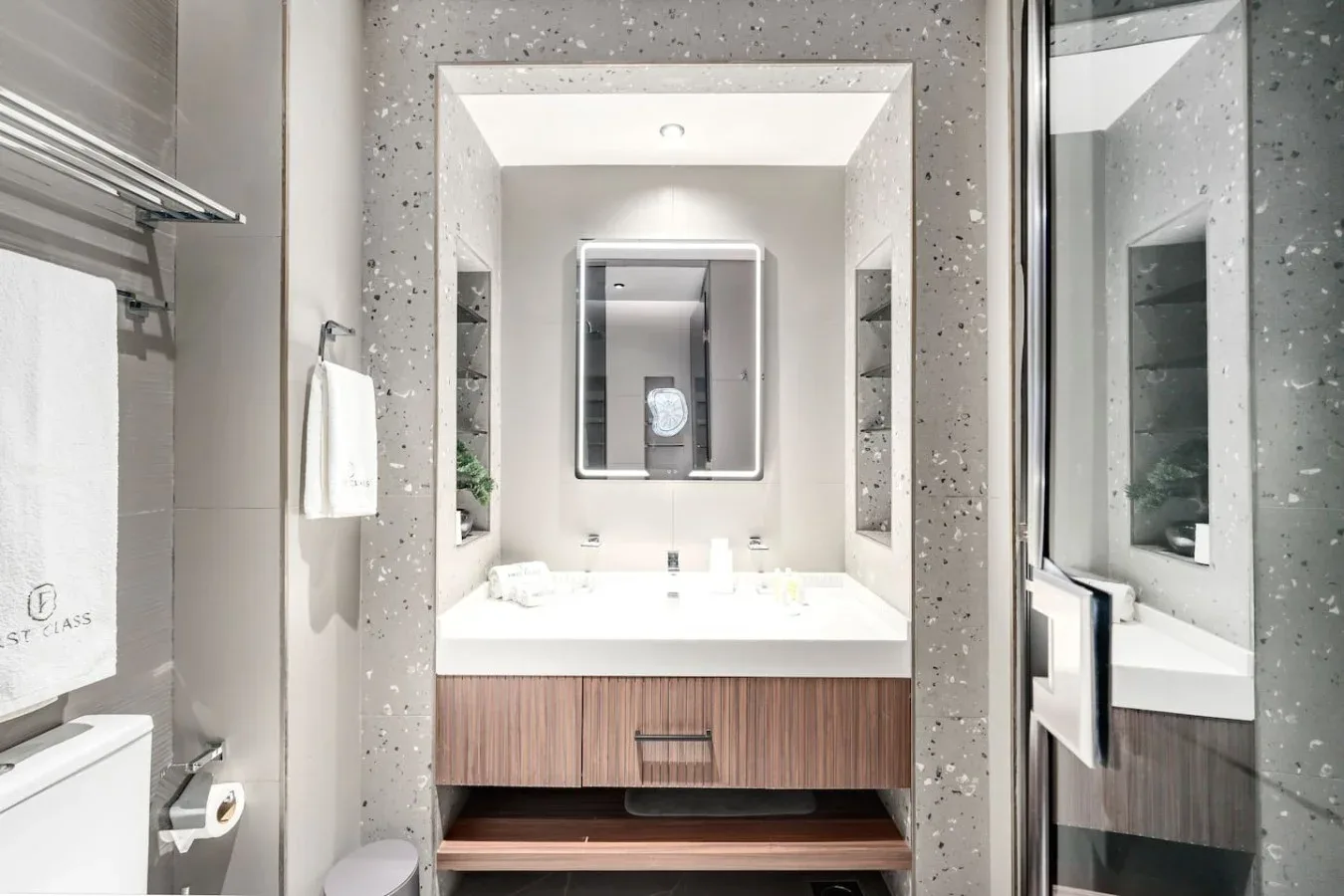Un lavabo de baño con un espejo amplio.