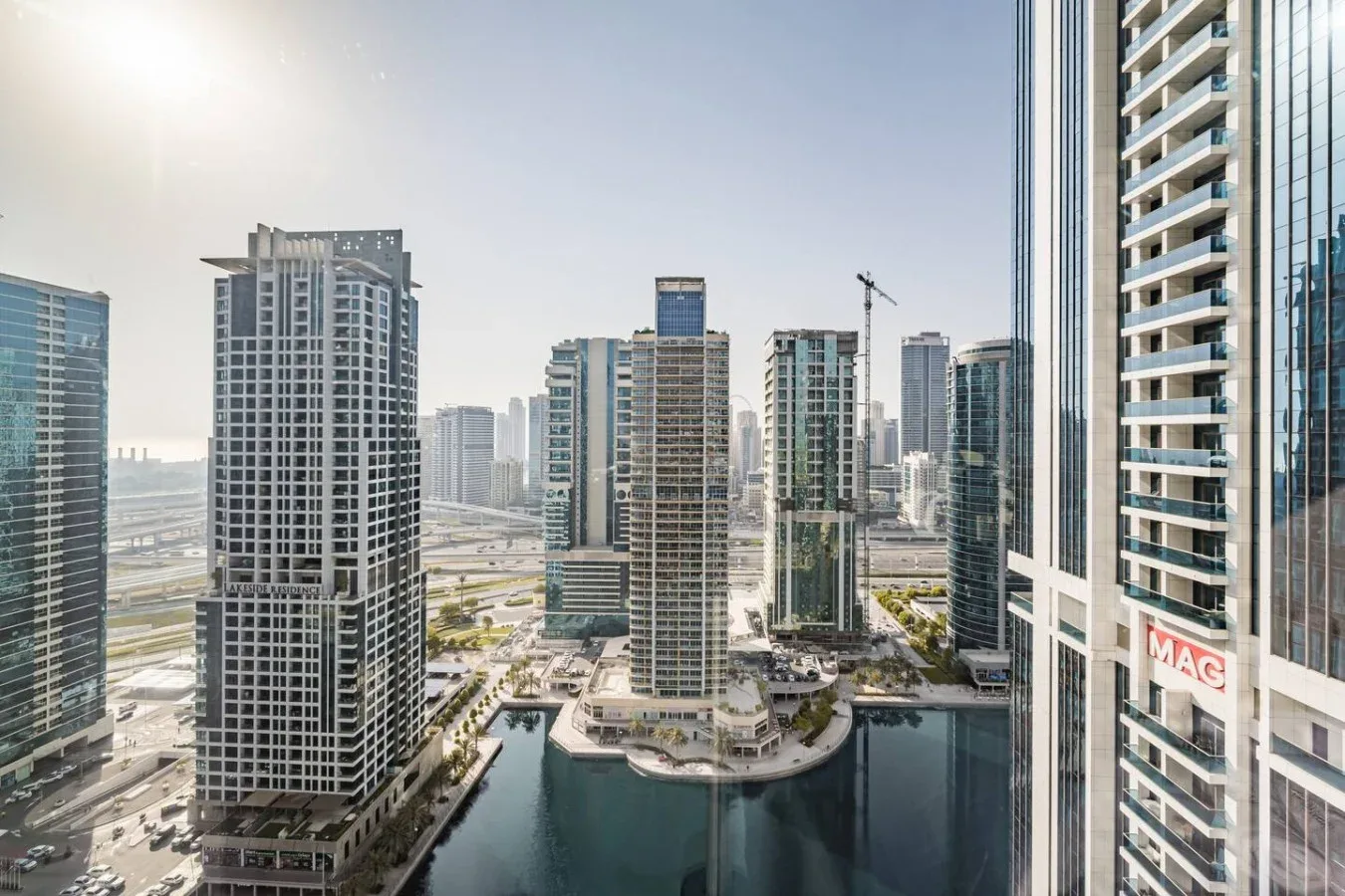 Un horizonte urbano de edificios altos rodea un canal frente al agua.
