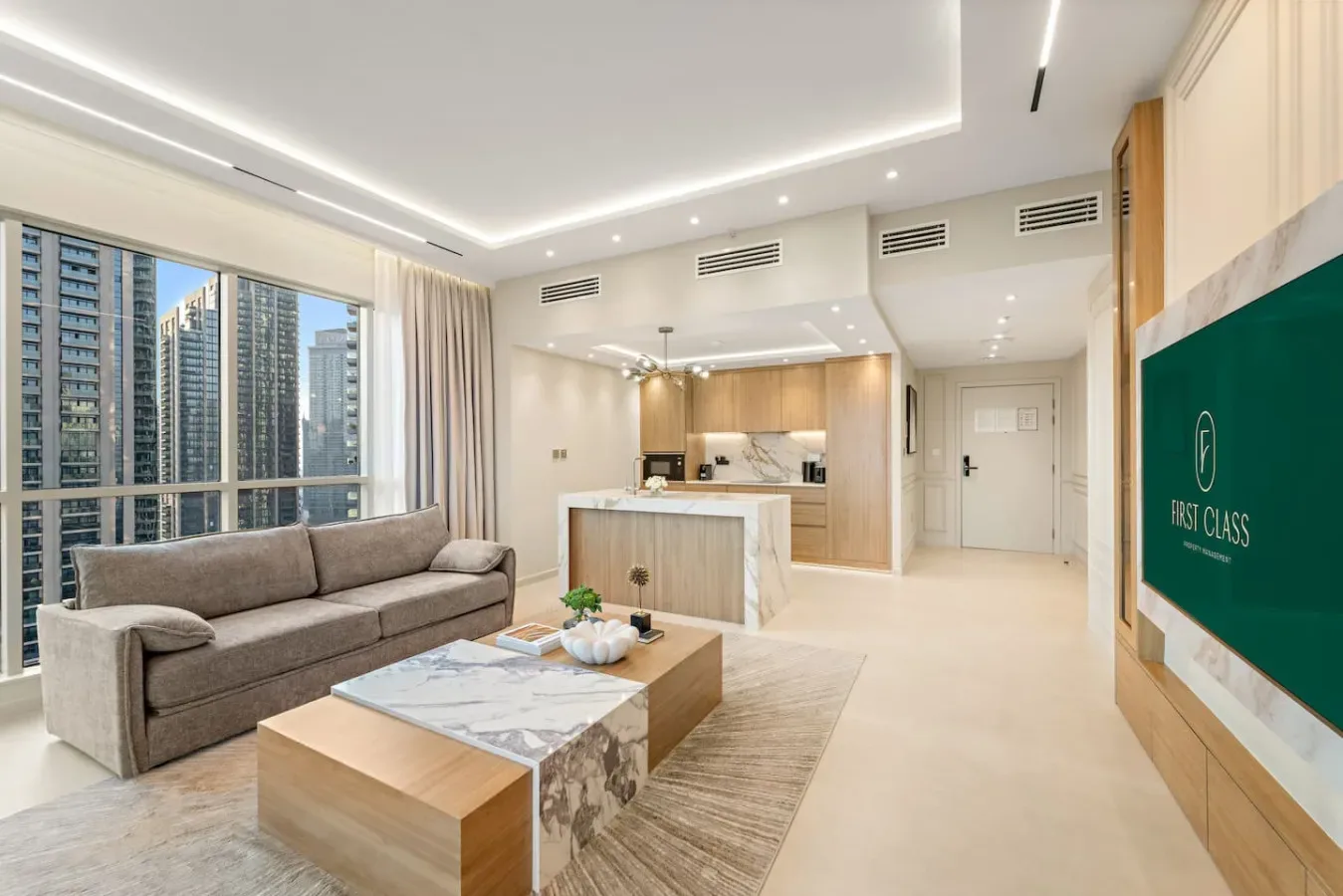 Una luminosa sala de estar moderna con asientos, una mesa de centro y grandes ventanas.