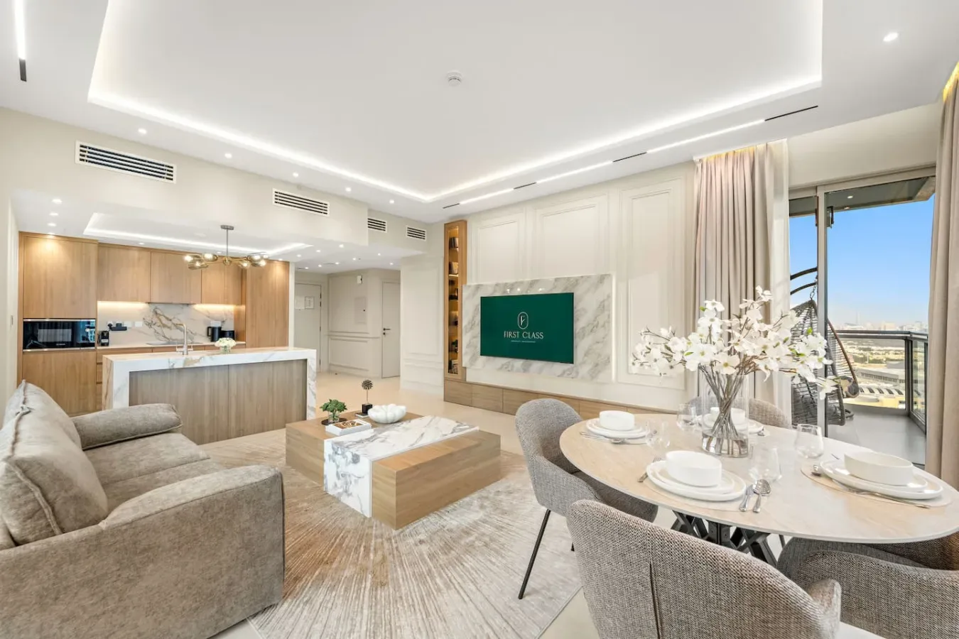Una sala-comedor de concepto abierto con cocina y una ventana amplia.
