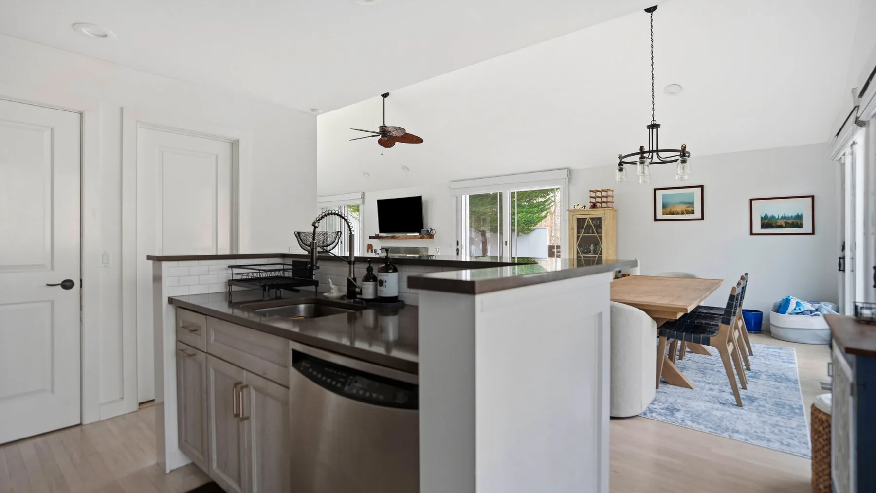 Una cocina y comedor de planta abierta con una isla central y una mesa de comedor.