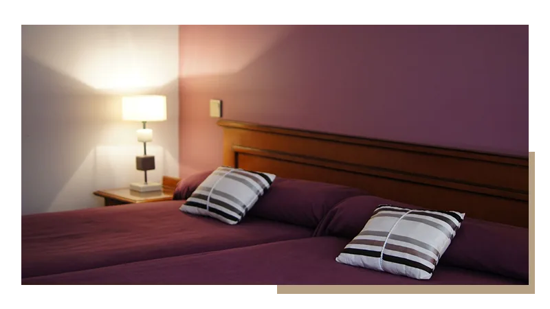 Habitación con dos camas individuales en Sabres