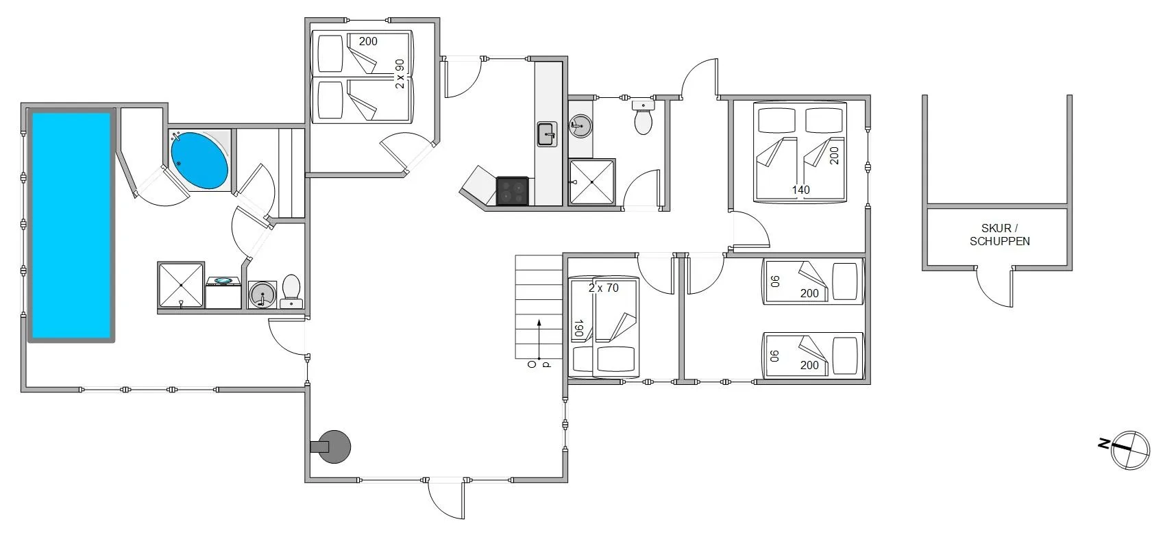 Un plano muestra la distribución de una vivienda con dormitorios, baños y una piscina.