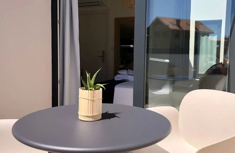 Solpor terrace with a private jacuzzi and sunset views.