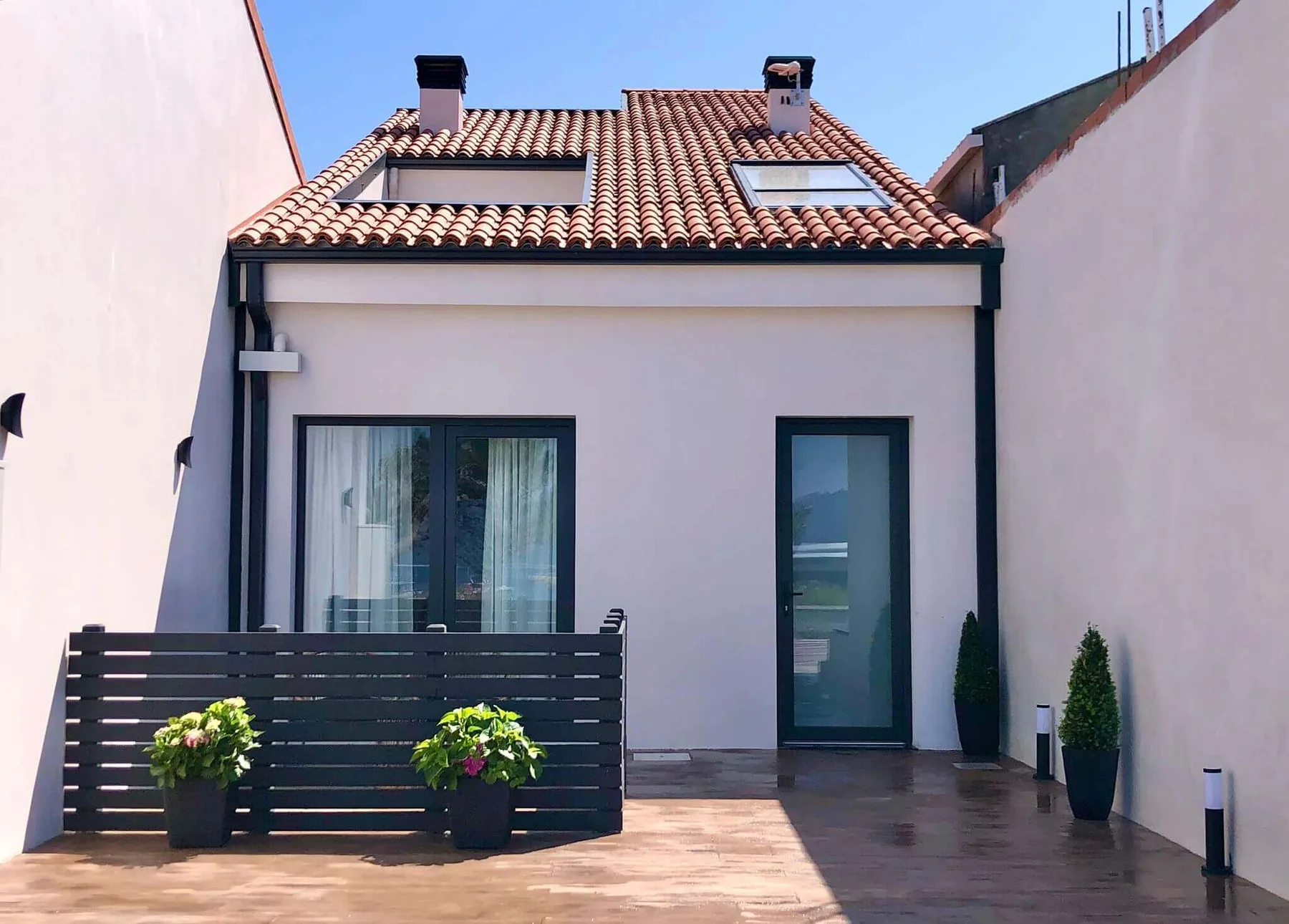 A Caseta de Sil’s main façade with an outdoor terrace and sea views in Lira, Carnota.
