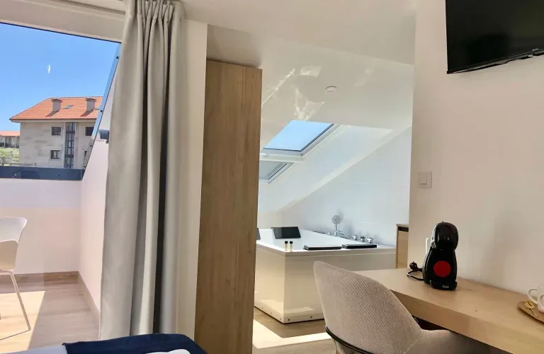 Solpor terrace with a private jacuzzi.