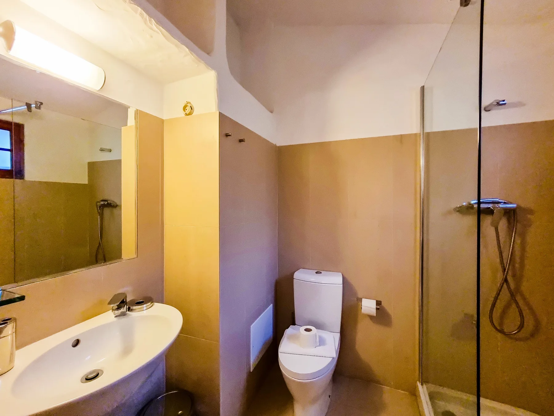 Baño con lavabo, inodoro y ducha.