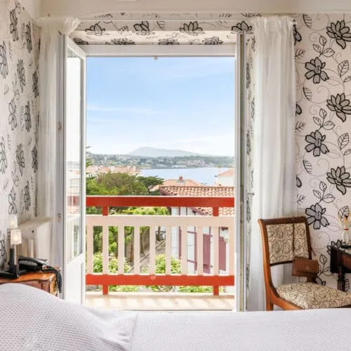 Habitación doble con balcón y vistas al mar