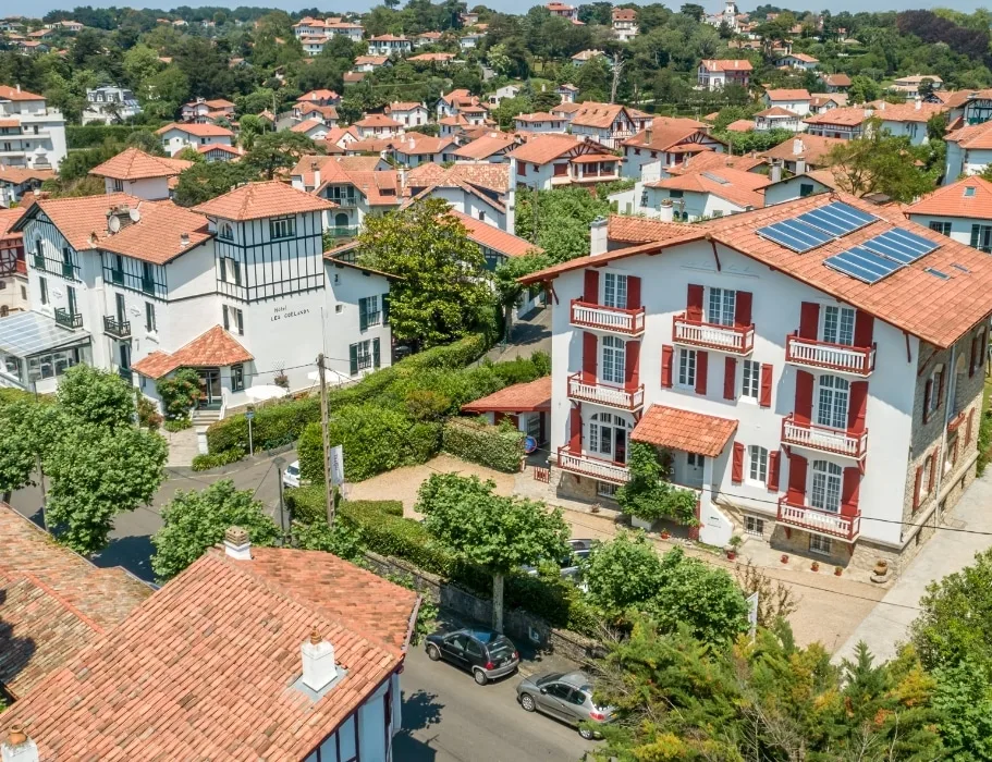 Edificio del hotel: dos villas vascas