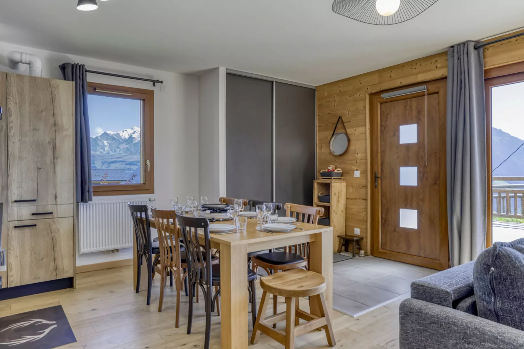Comedor con una mesa de madera y sillas junto a una ventana.