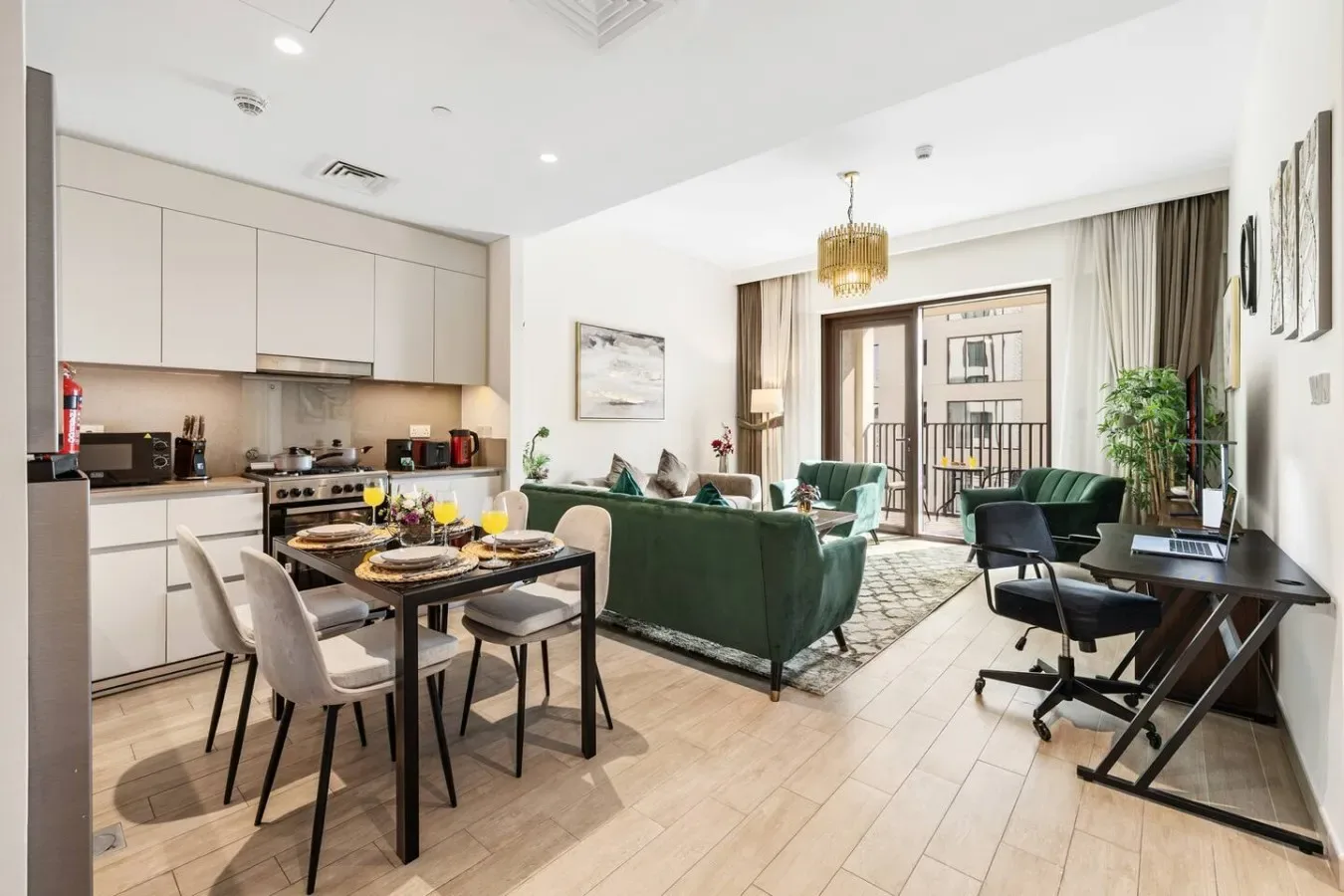 Sala-comedor de concepto abierto con cocina, asientos y una mesa de comedor.
