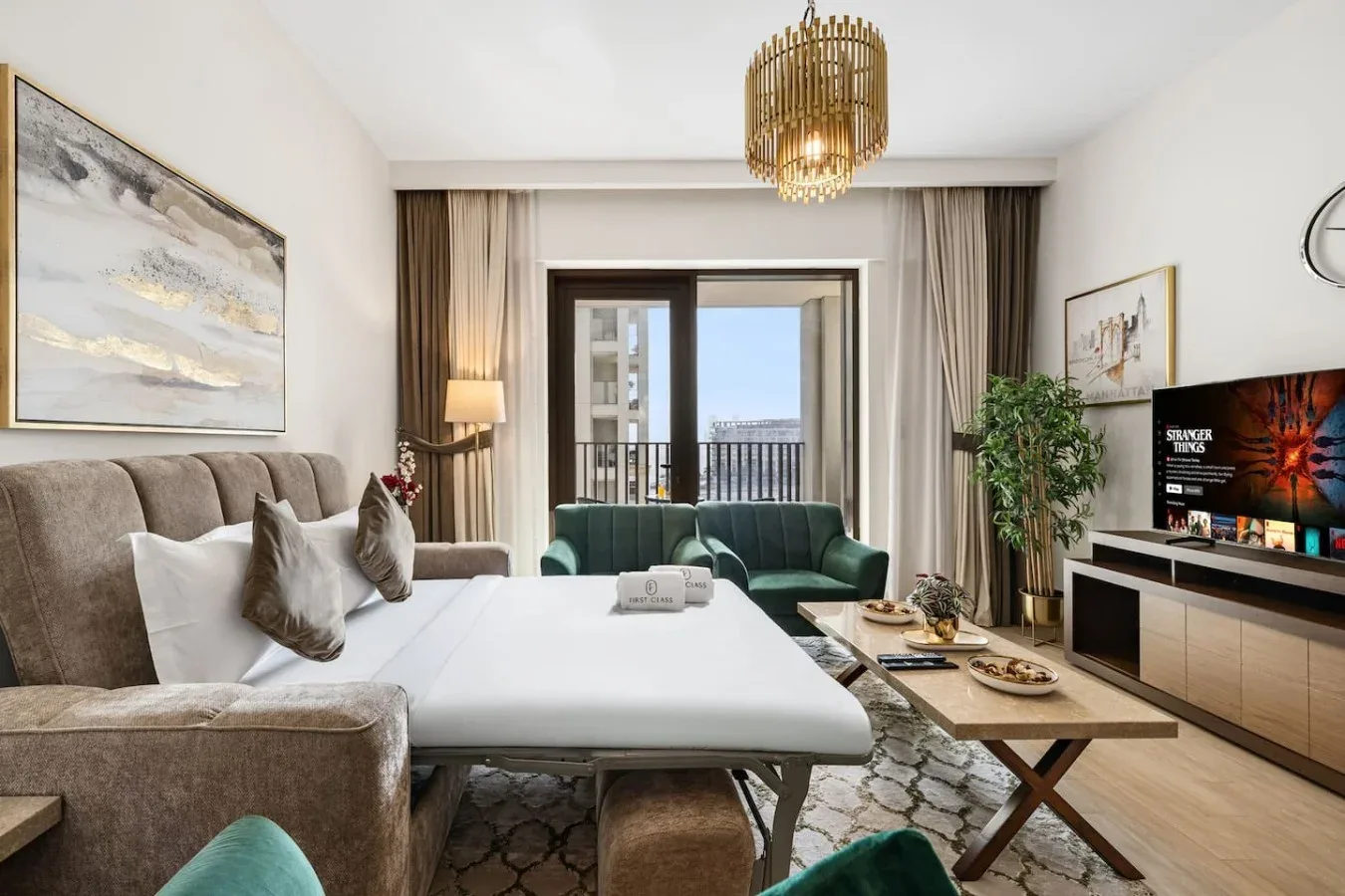 Una sala de estar con sofá, mesa de comedor y puertas de vidrio que dan a un balcón.