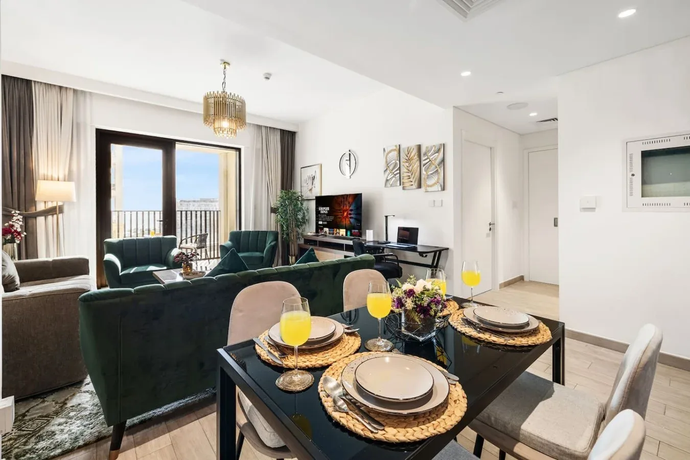Una luminosa sala de estar y comedor con una mesa puesta junto a la zona de asientos.
