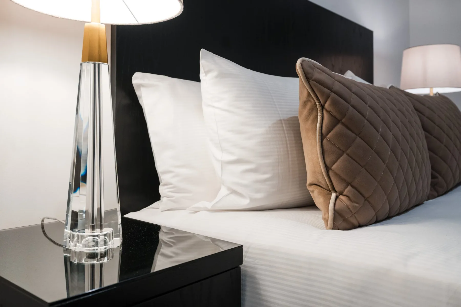Interior del apartamento con cama, cocina pequeña y zona de comedor