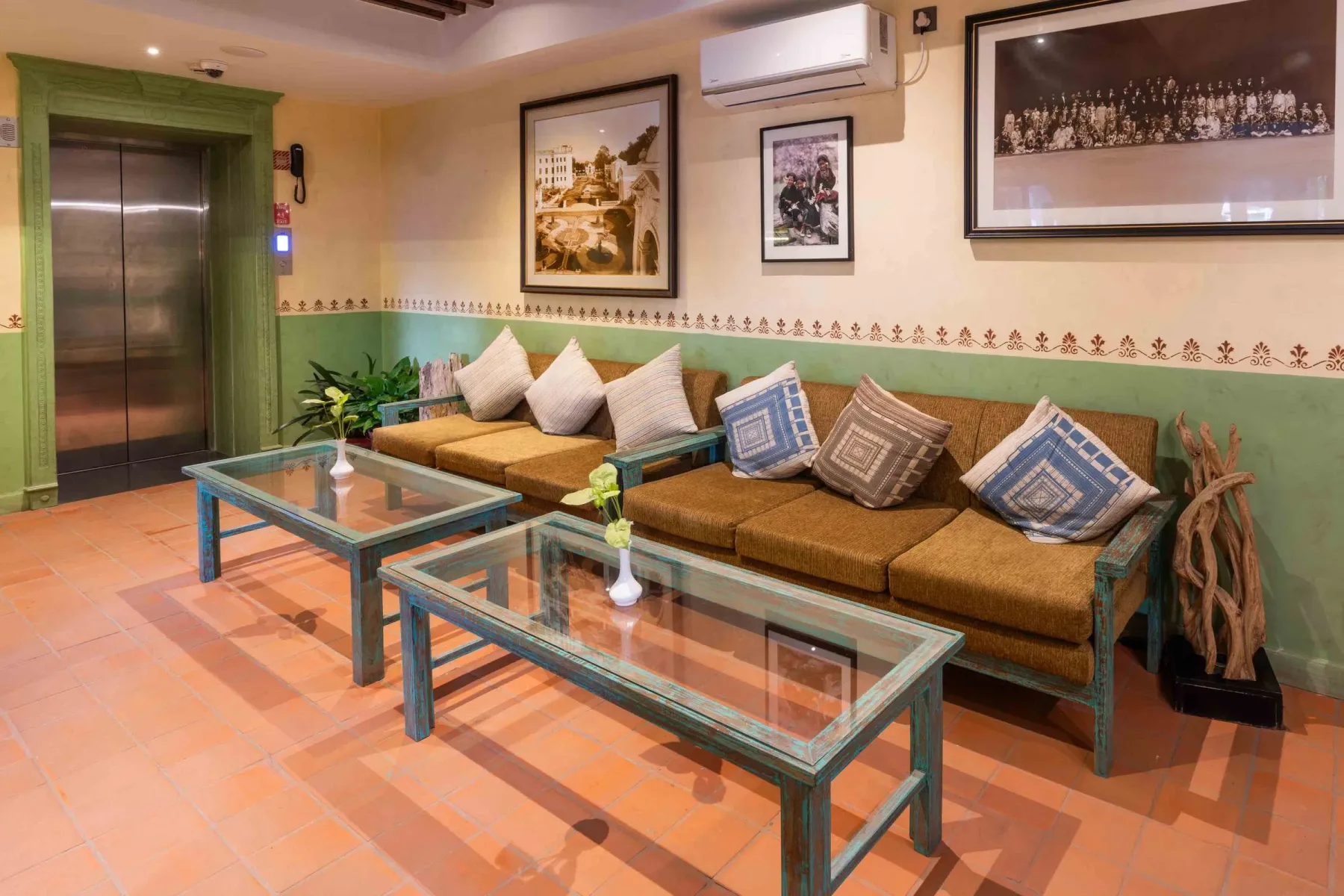 Neo-Classical Wing lobby lounge beside the guest lift.
