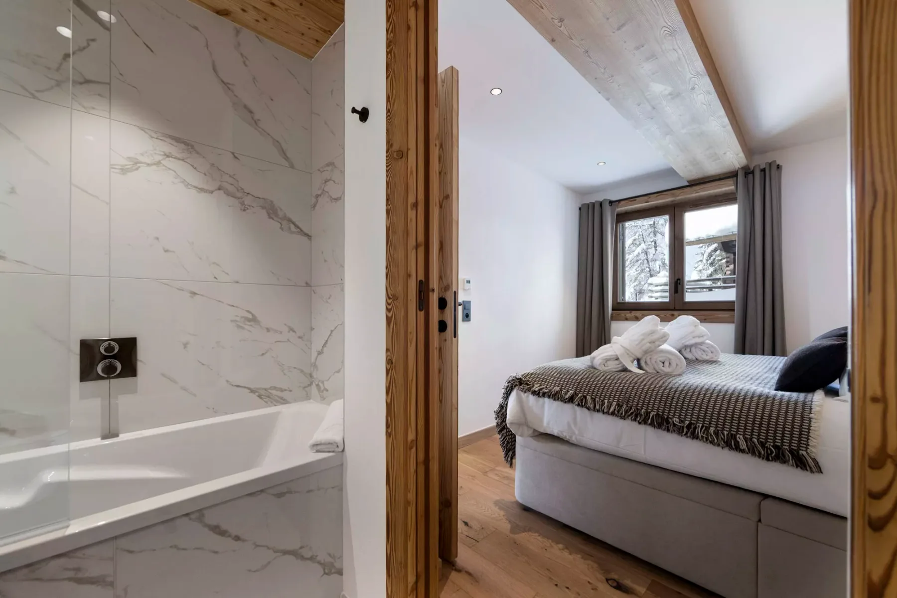 Un dormitorio con una cama junto a un baño con bañera.