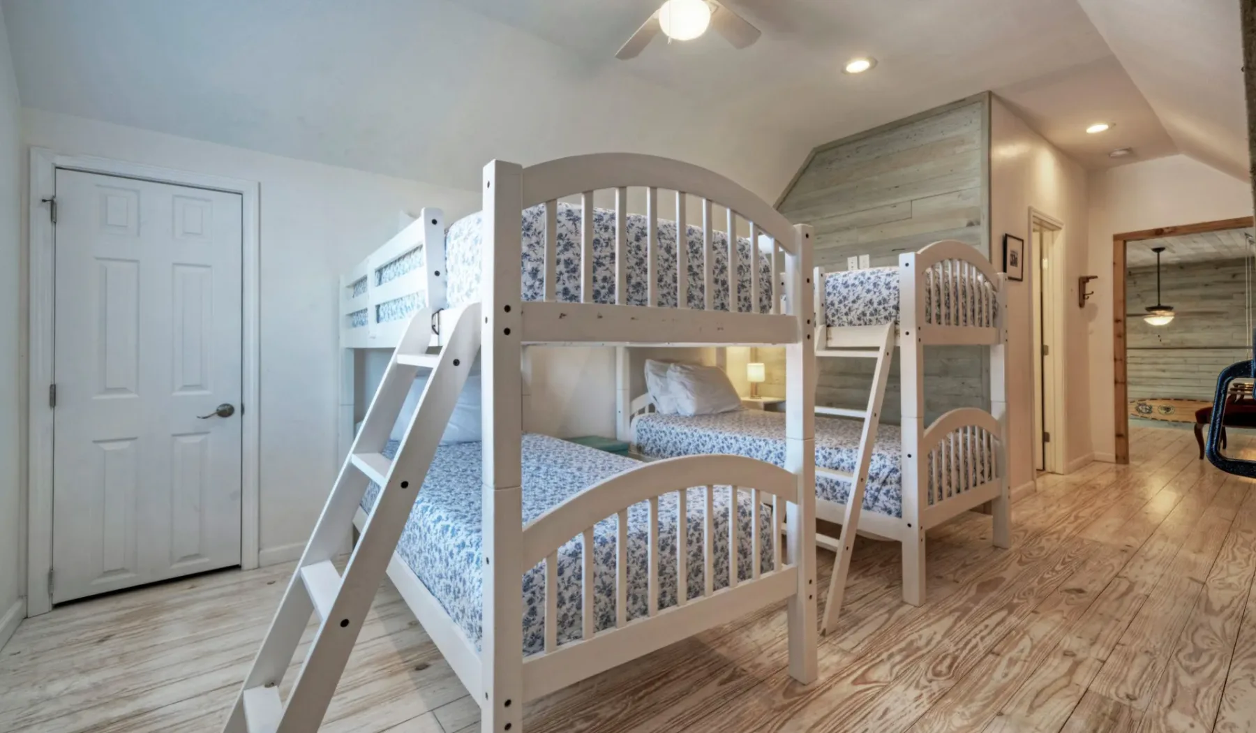 Un dormitorio con dos literas y ropa de cama estampada.