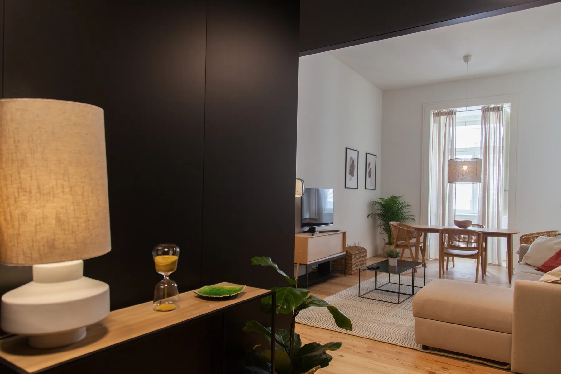 Una sala luminosa con asientos, una mesa de centro y un comedor junto a la ventana.
