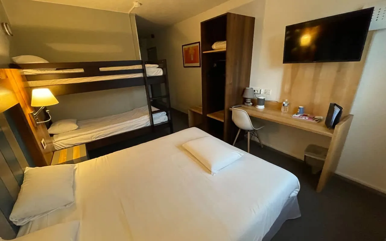Habitación familiar con una cama doble y literas