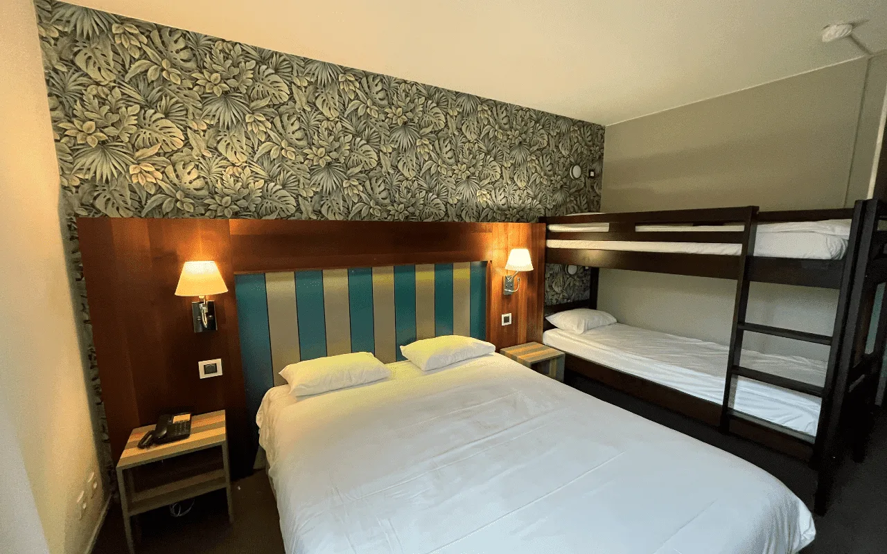 Habitación familiar con una cama doble y literas