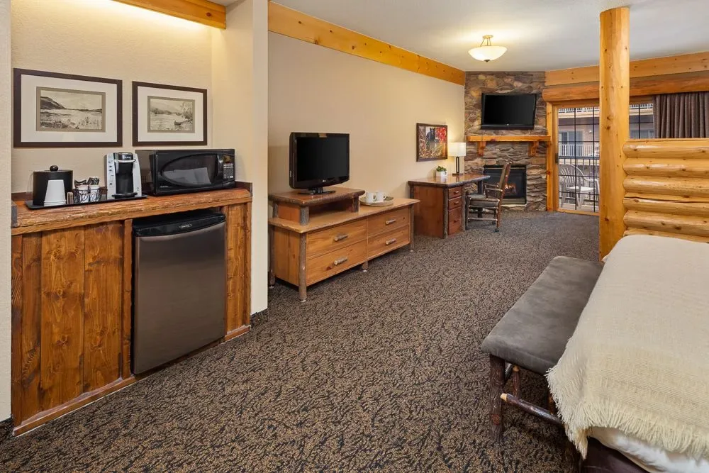 Queen fireplace suite with kitchen