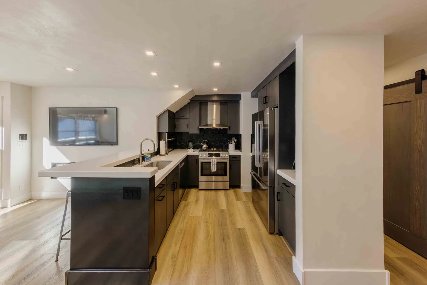 Una cocina moderna con una isla central y electrodomésticos de acero inoxidable.