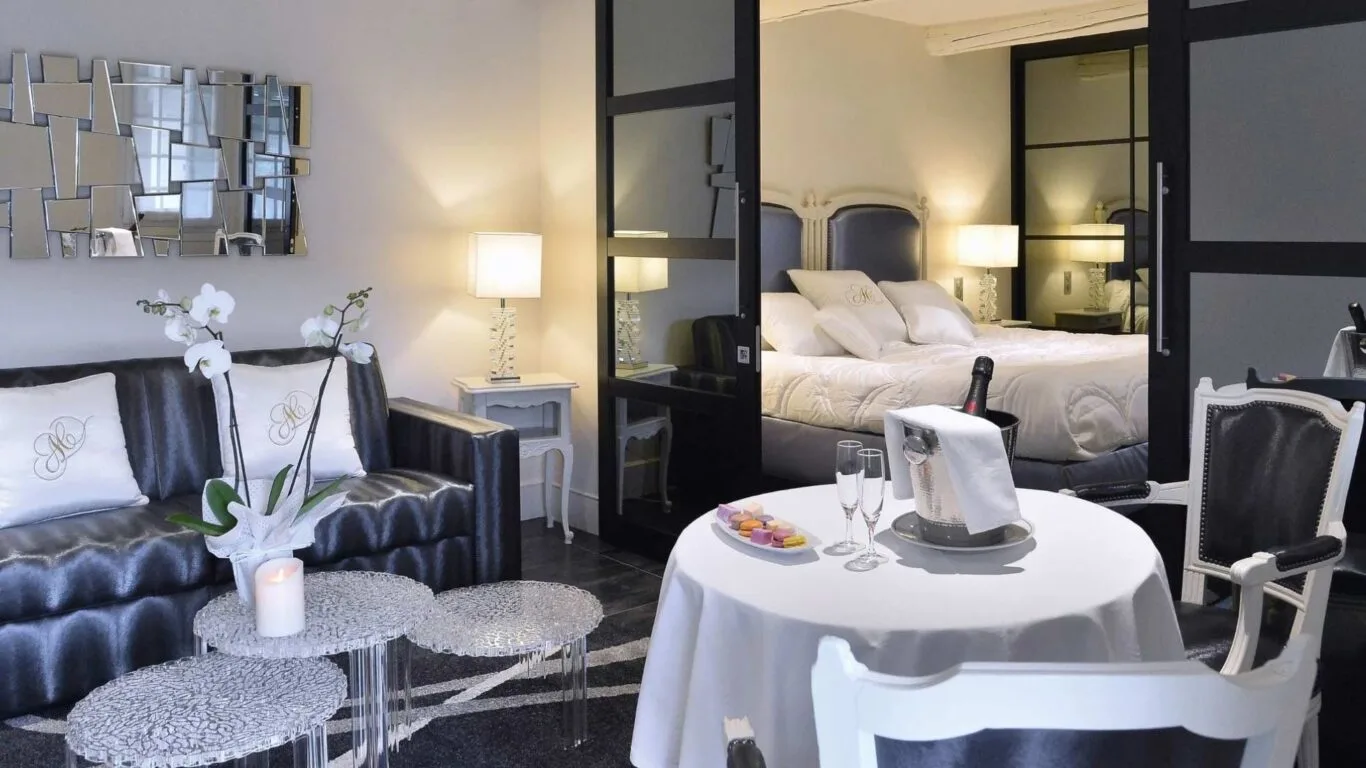 Suite Jardin living area