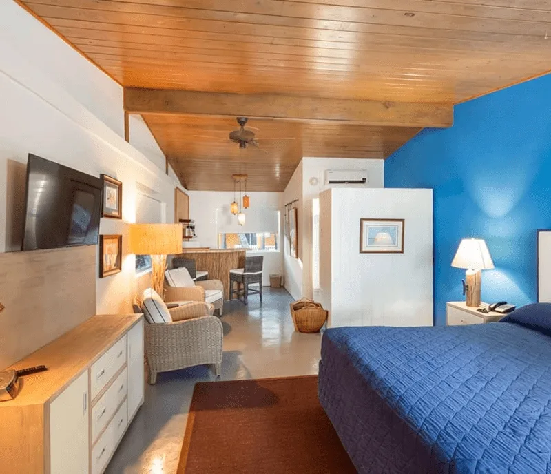 Waterfront cottage room