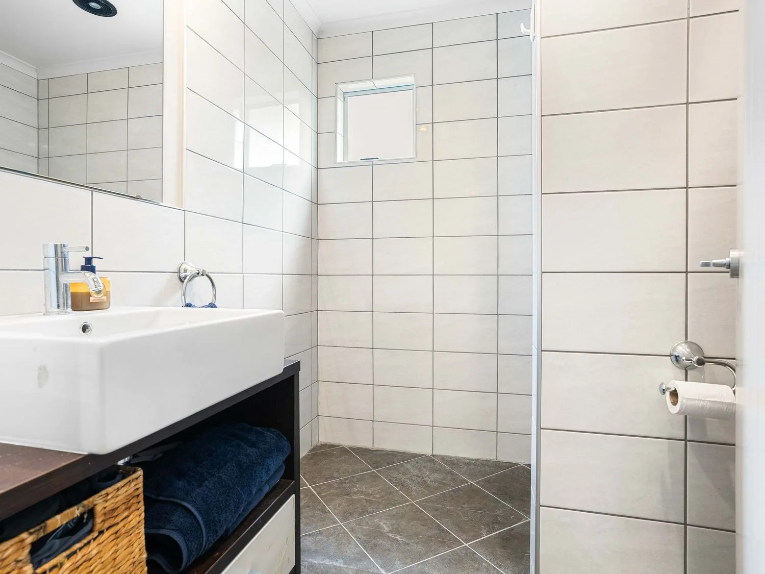 Un baño con lavabo y ducha en Sue's Holiday Home - Pauanui