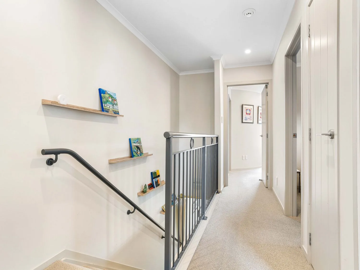 Un pasillo con una barandilla y estantes en Sue's Holiday Home - Pauanui