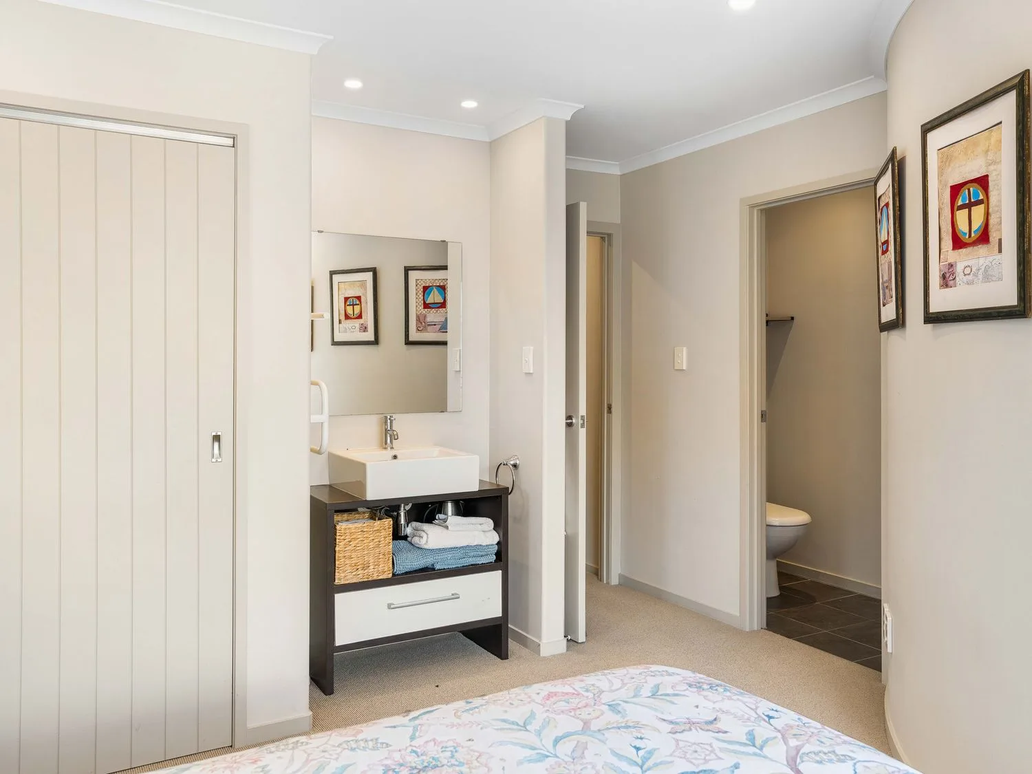 Un baño con un lavabo y un espejo en Sue's Holiday Home - Pauanui