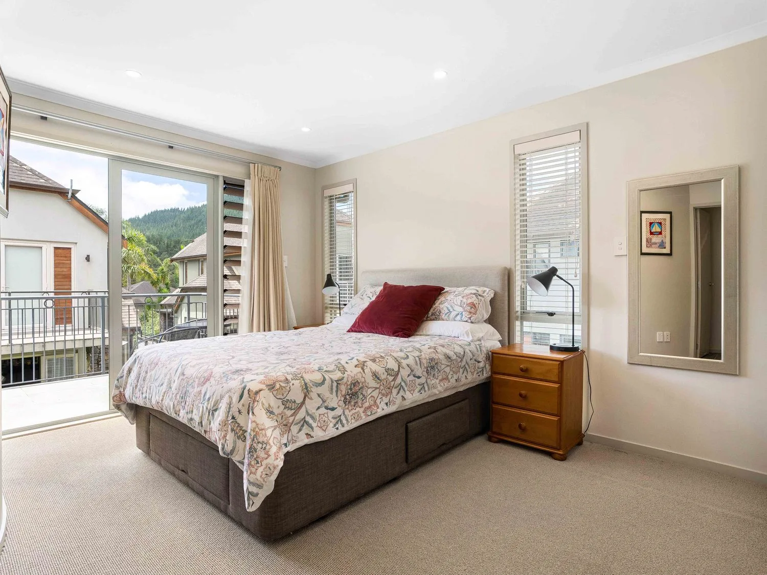 Un dormitorio con una cama y una mesita de noche en Sue's Holiday Home - Pauanui